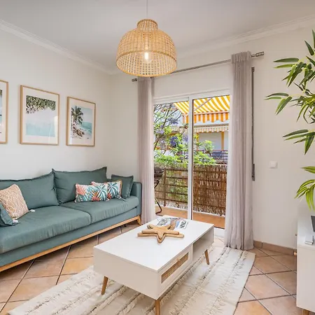 Bright Flat W/ Terrace & Pools By Hostwise