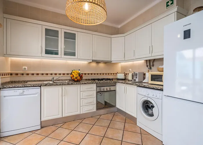 Bright Flat W/ Terrace & Pools By Hostwise 塔维拉